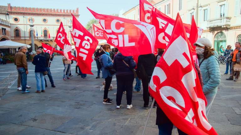 Presidio della Cgil in piazza del Popolo a Ravenna per lo sciopero della scuola e incontro con il prefetto