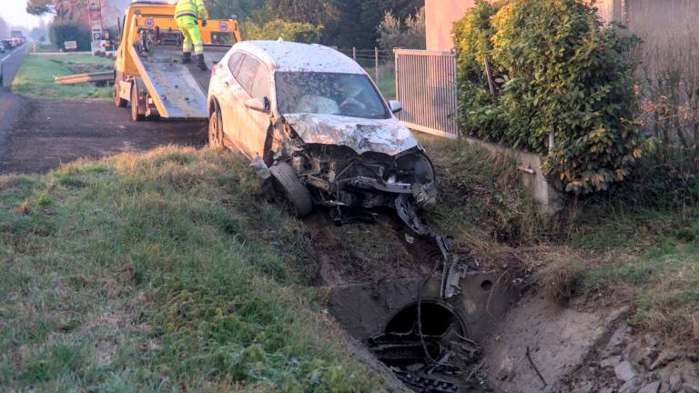 L’auto estratta dal fosso (Foto Massimo Fiorentini)