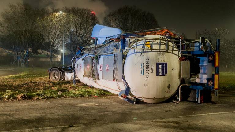 Ravenna, travolge la segnaletica del cantiere sul passaggio a livello e si ribalta col camion carico di vino - Gallery