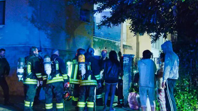 Incendio nella notte a Ravenna, evacuata un’intera palazzina VIDEO GALLERY