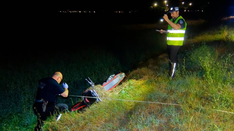 La moto che si è scontrata con la bici (Foto Massimo Fiorentini)