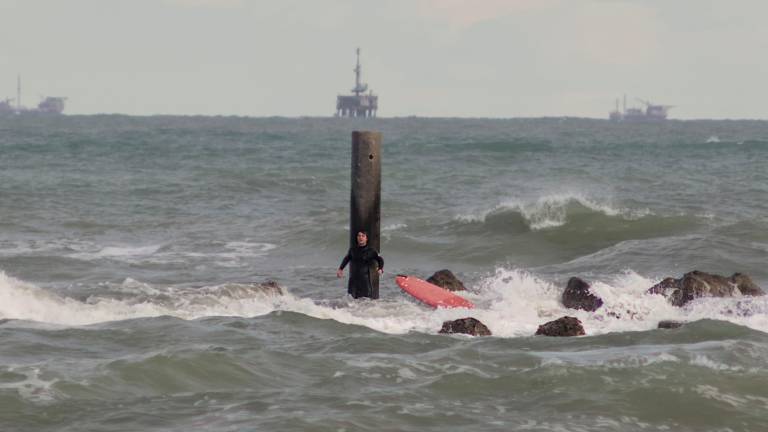 Ravenna. Salvato in mare un giovane surfista aggrappato agli scogli