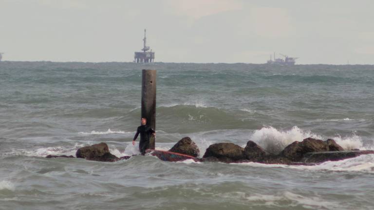 Ravenna. Salvato in mare un giovane surfista aggrappato agli scogli