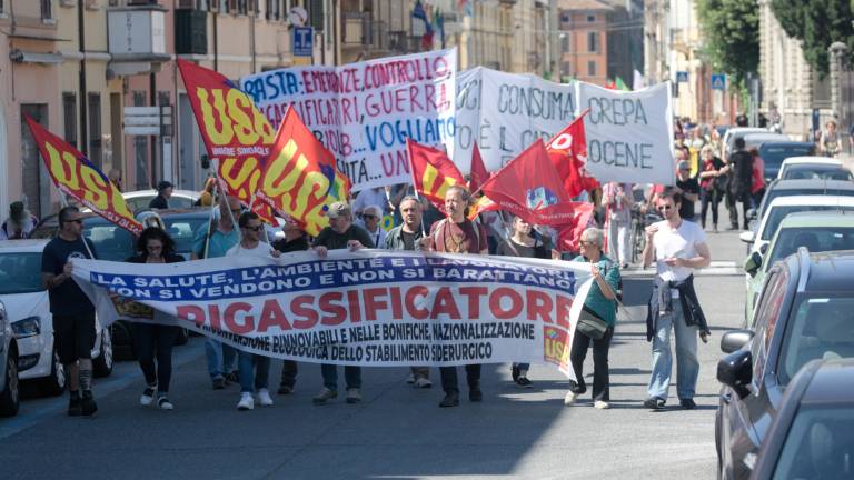 Ravenna, in migliaia in corteo contro il rigassificatore VIDEO GALLERY