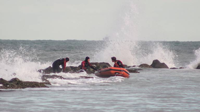 Ravenna. Salvato in mare un giovane surfista aggrappato agli scogli