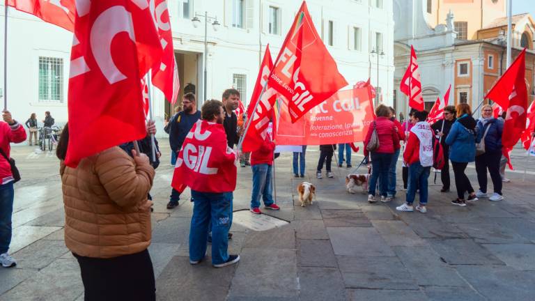 Presidio della Cgil in piazza del Popolo a Ravenna per lo sciopero della scuola e incontro con il prefetto