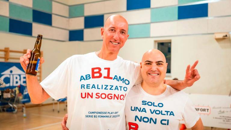 Le due squadre riccionesi festeggiano la doppia promozione, a destra gli allenatori Piraccini e Botteghi