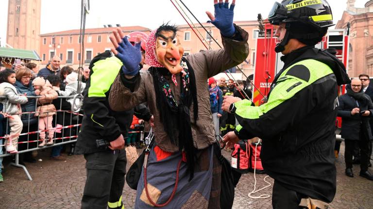 Forlì, la Befana acrobatica dei Vigili del Fuoco torna a stupire in piazza VIDEO GALLERY