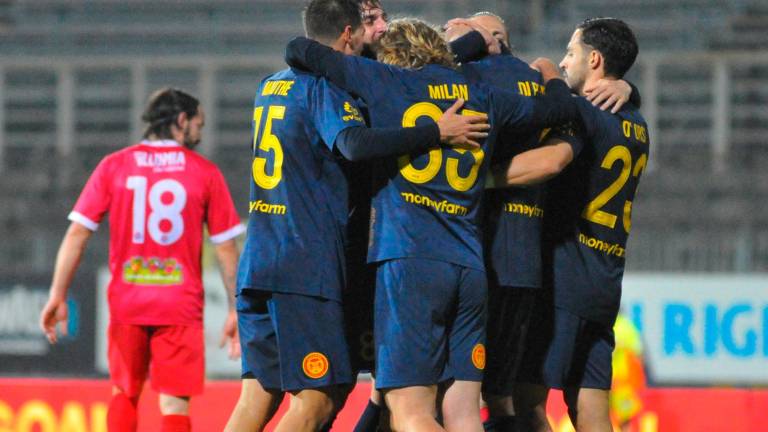 Festa giallorossa dopo il gol del 3-1 realizzato da Di Renzo (foto Massimo Fiorentini)