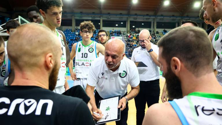 Il tecnico dei Blacks, Gigi Garelli, durante un time-out (foto Mmph)