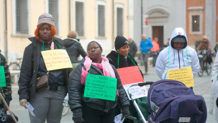 La protesta dei migranti in piazza FOTO FIORENTINI