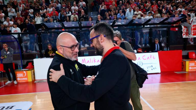 Il sorridente saluto pre-partita tra Gigi Galetti e Matteo Angori foto mmph