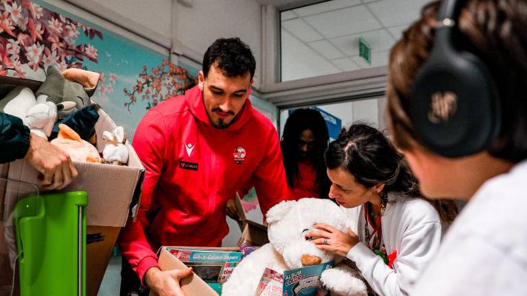 I giocatori dell’Unieuro consegnano alla Pediatria di Forlì i giochi donati dai tifosi - Gallery