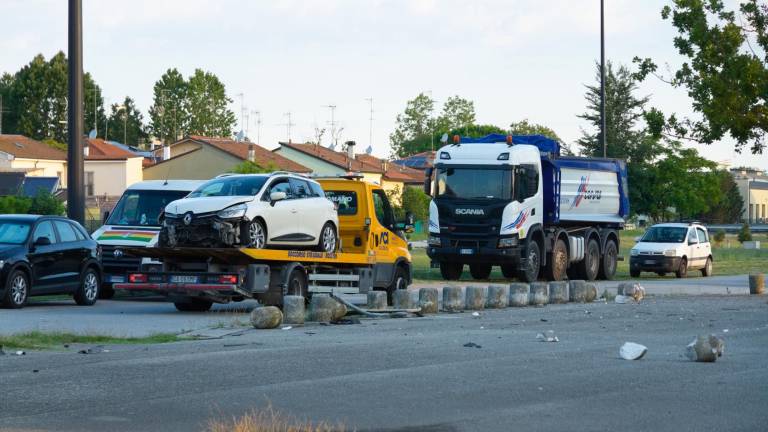 Ravenna, fa un disastro con l’auto rubata, caccia all’uomo