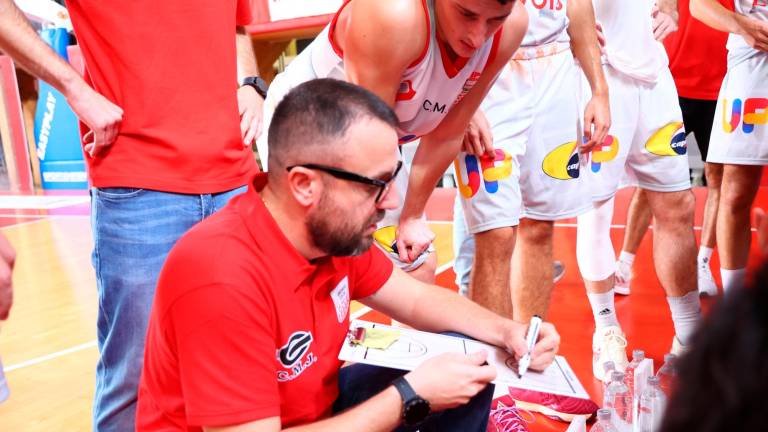 Il coach dell’Andrea Costa Matteo Angori (foto Mmph9