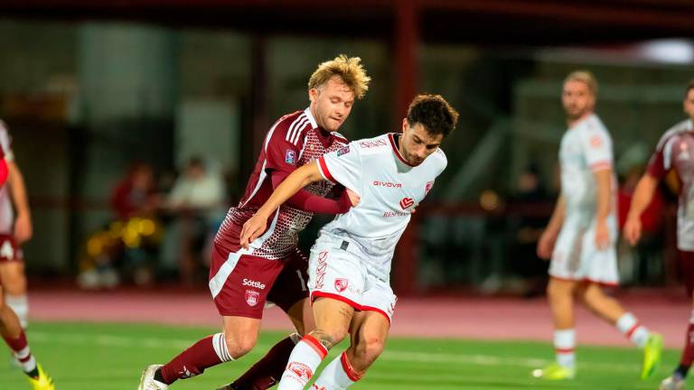 Il centrocampista biancorosso Christian Langella pressato da Zak Ruggiero (foto FC TRAPANI 1905)