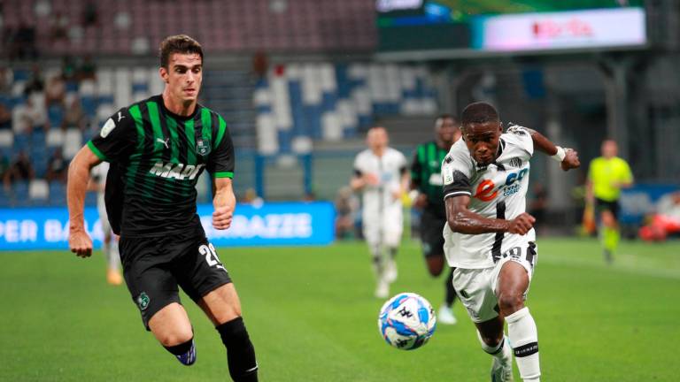 Augustus Kargbo contro Cas Odenthal in Sassuolo-Cesena (foto Luigi Rega)