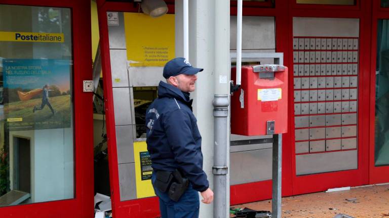 Bancomat fatto saltare alle Poste di Pievesestina di Cesena: ladri in fuga senza bottino