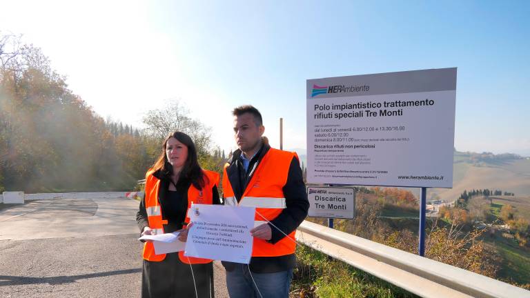 L’assessora Elisa Spada e il sindaco Marco Panieri annunciano la fine dei conferimenti in discarica (foto Mmph)