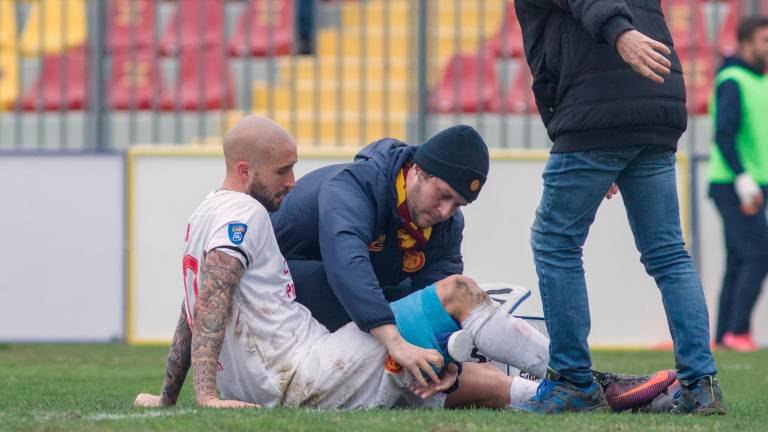 Carlo Ilari infortunato alla coscia destra dopo il gol del 3-0 (Fiorentini)