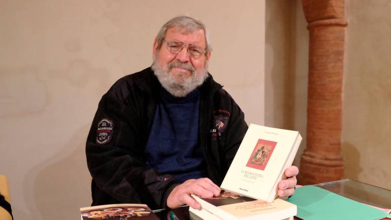 Graziano Pozzetto con alcuni dei suoi tanti libri sulla cucina romagnola FOTO MAURO MONTI