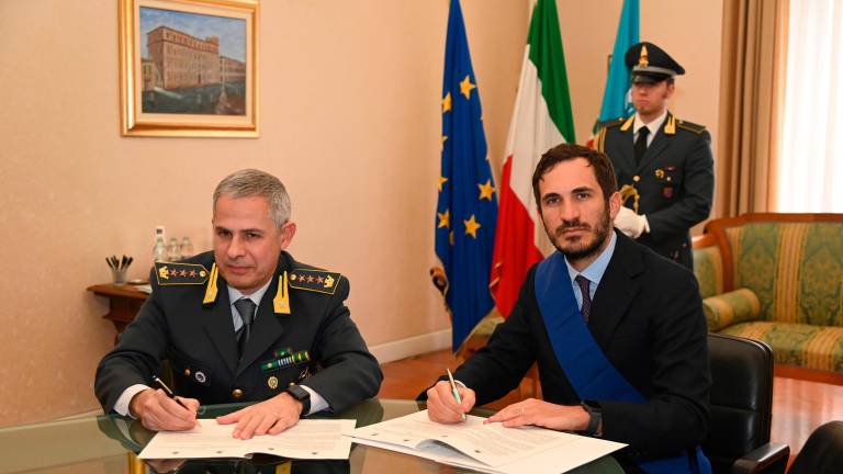 La firma del protocollo tra il colonnello Vito Pulieri e il presidente Enzo Lattuca (Foto Fabio Blaco)