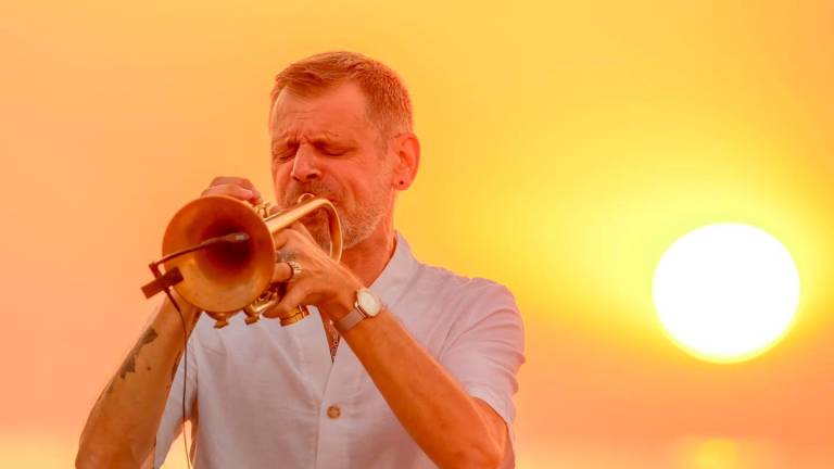 Riccione, il jazz e l’alba sul mare: la magia della musica di Pino Daniele suonata da Fabrizio Bosso e Julian Oliver Mazzariello - Gallery