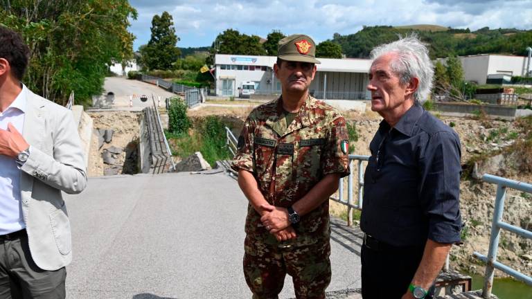 Il generale Francesco Paolo Figliuolo con il sindaco di Modigliana Jader Dardi