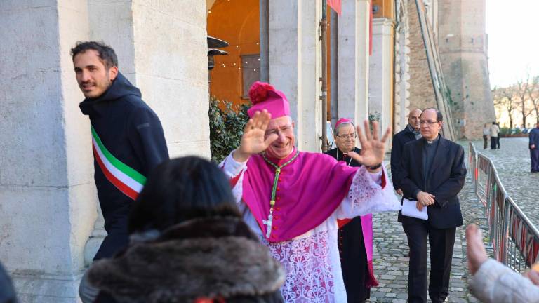 Cesena. Bagno di folla in piazza del Popolo per l’abbraccio con il nuovo vescovo Caiazzo. FOTO GALLERY