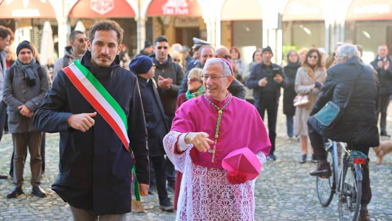 Cesena. Bagno di folla in piazza del Popolo per l’abbraccio con il nuovo vescovo Caiazzo. FOTO GALLERY