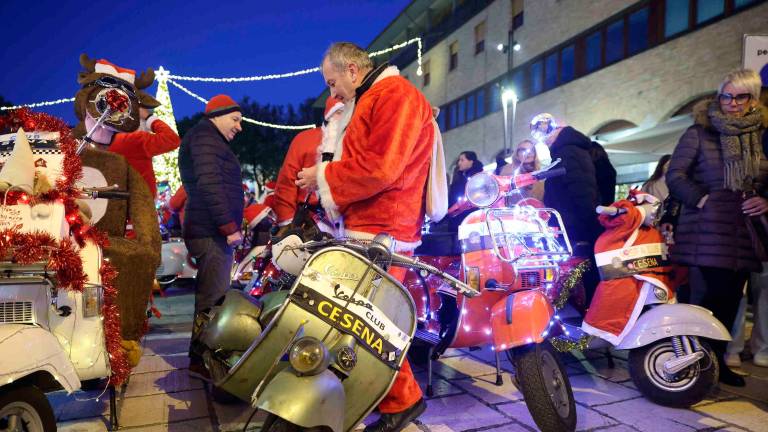 A Cesena i Babbi Natale sfrecciano in Vespa e portano doni ai bambini VIDEO e FOTOGALLERY