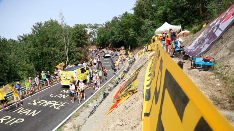 Tour de France, sul Barbotto muro di folla del popolo di Pantani: “Giustizia per Marco” VIDEO GALLERY