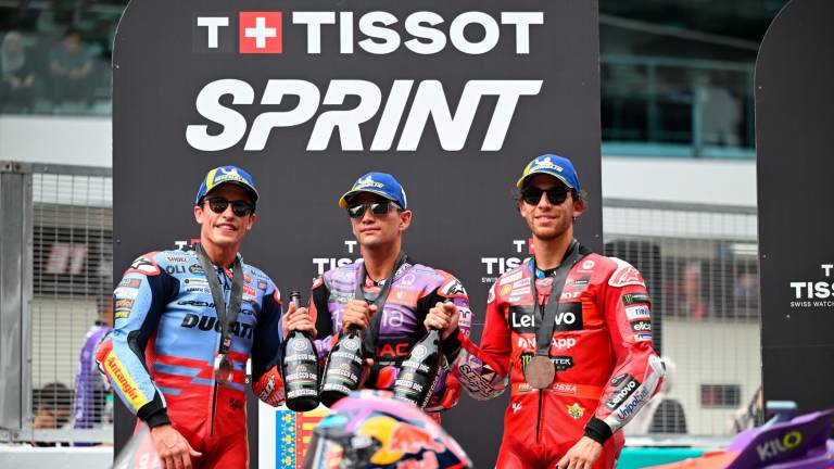 MotoGp: Bagnaia cade, Martin vince la Sprint ed è a un passo dal mondiale, Marc Marquez e Bastianini sul podio