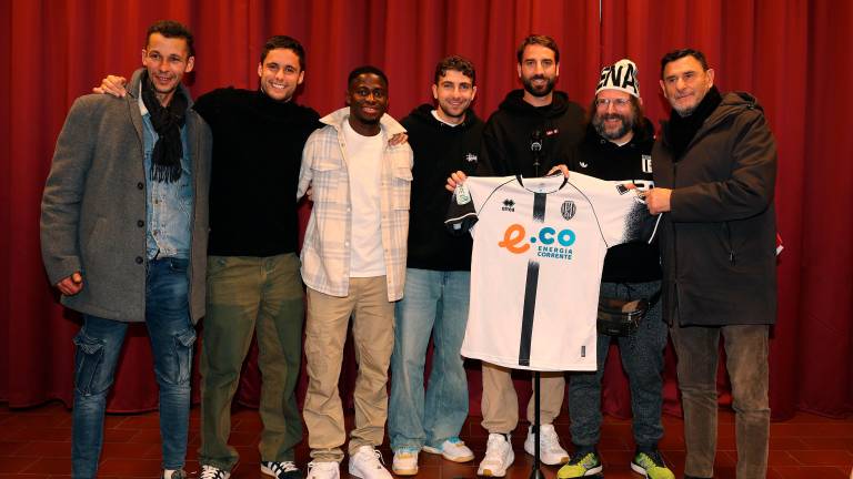 Andrea Ciofi, Augustus Kargbo, Raffaele Celia, Matteo Pisseri e Massimo Agostini con l’organizzatore Andrea Casadei della Caritas e un ospite di una casa d’accoglienza (foto Cesena Fc/Luigi Rega)