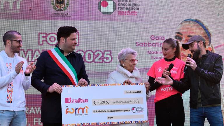 Forlì, StraWoman colora di rosa Formì e raccoglie fondi per lo Ior FOTOGALLERY