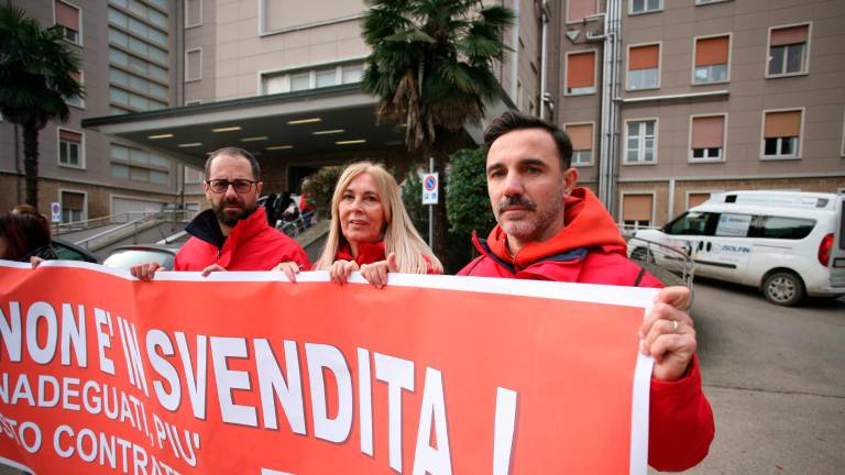 Ravenna, “basta aggressioni e un giusto contratto al personale sanitario”: Fp Cgil manifesta davanti all’ospedale - Gallery