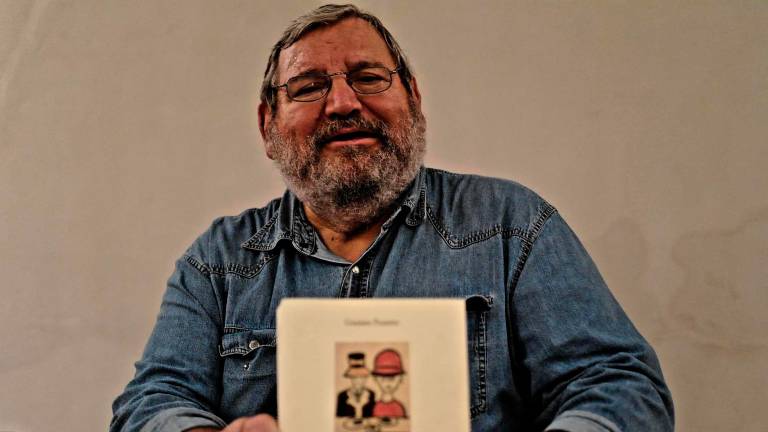 Graziano Pozzetto con uno dei suoi tanti libri di cucina FOTO MONTI