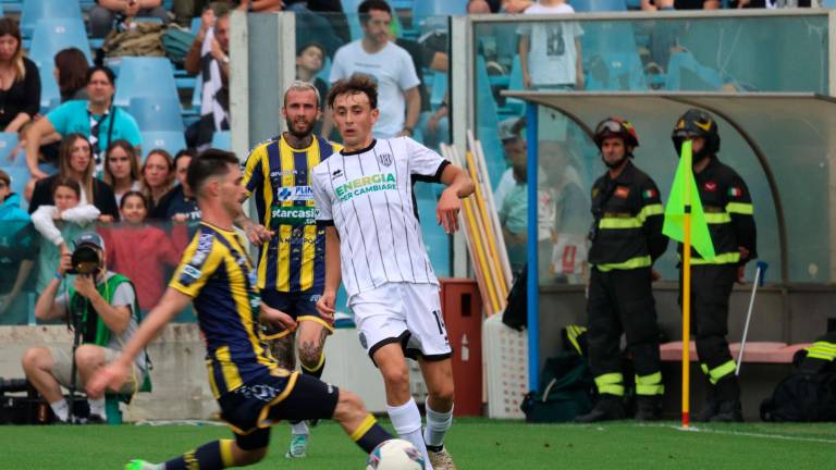 Tommaso Berti evita Christian Pierobon in Cesena-Juve Stabia di Supercoppa Serie C del maggio scorso foto gianmaria zanotti