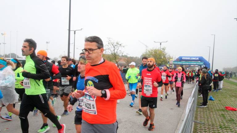 Maratona di Ravenna, una folla colorata attraversa la città GALLERY