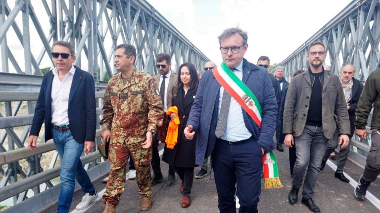 In primo piano il sindaco di Faenza Massimo Isola