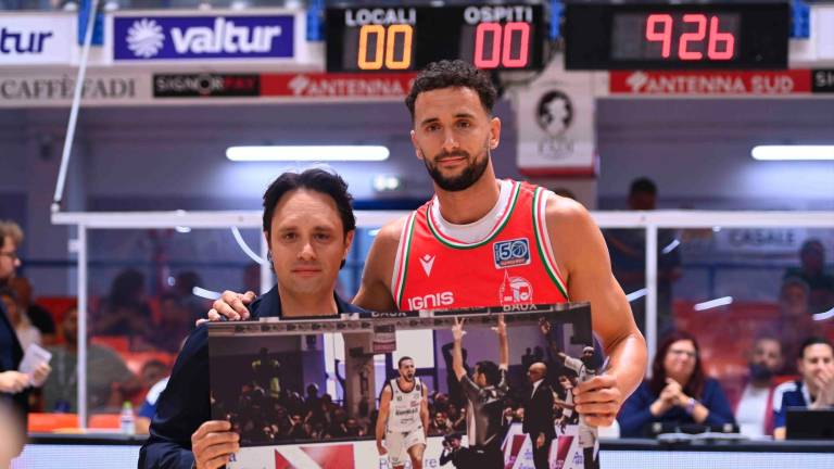 L’ex di turno Raphael Gaspardo premiato dalla società brindisina prima del match