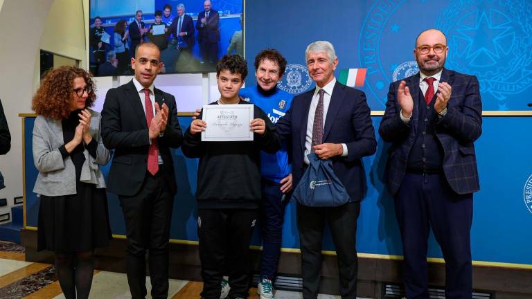 Il ministro Abodi ieri durante la premiazione di uno dei ragazzi di “Per un calcio integrato” (Rega/Fc)