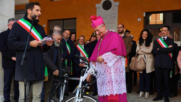 Cesena. Bagno di folla in piazza del Popolo per l’abbraccio con il nuovo vescovo Caiazzo. FOTO GALLERY