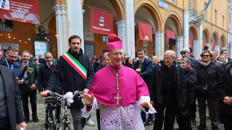 Cesena. Bagno di folla in piazza del Popolo per l’abbraccio con il nuovo vescovo Caiazzo. FOTO GALLERY