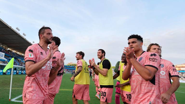 L’esultanza dei giocatori del Cesena dopo la vittoria ottenuta a Pisa nei sedicesimi di finale (foto Luigi Rega)