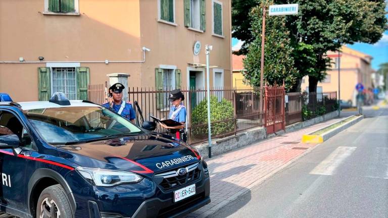 Imola, spegne sigaretta sulla mano di un giovane e lo costringe a inginocchiarsi. Bullo 17enne in comunità