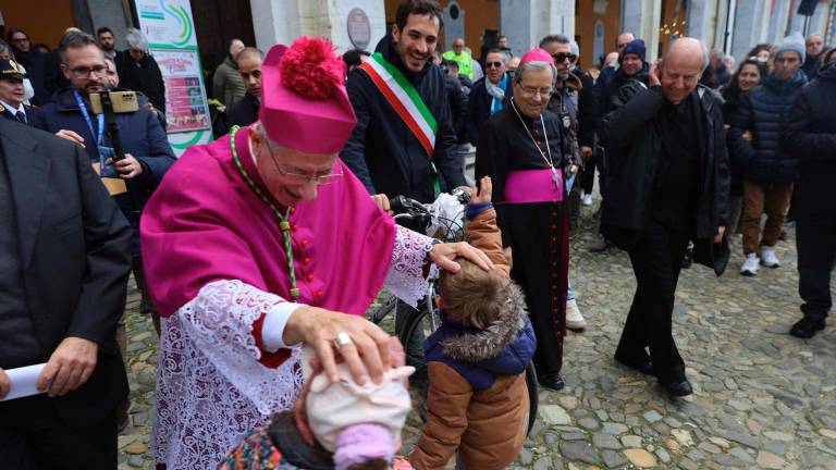 Cesena. Bagno di folla in piazza del Popolo per l’abbraccio con il nuovo vescovo Caiazzo. FOTO GALLERY