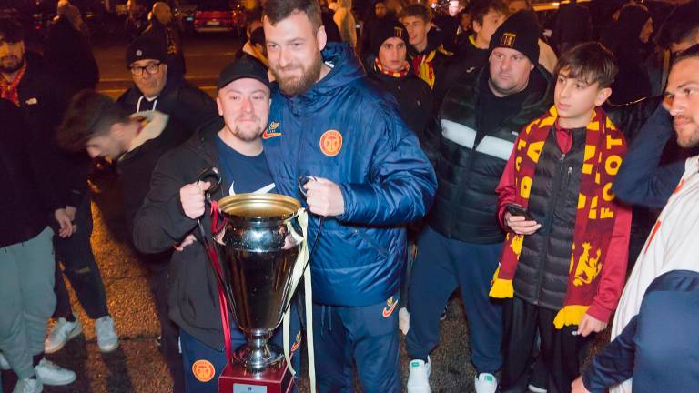 Delirio giallorosso per la Coppa Italia: I tifosi del Ravenna fanno festa con i giocatori al rientro dopo la vittoria del trofeo VIDEO GALLERY