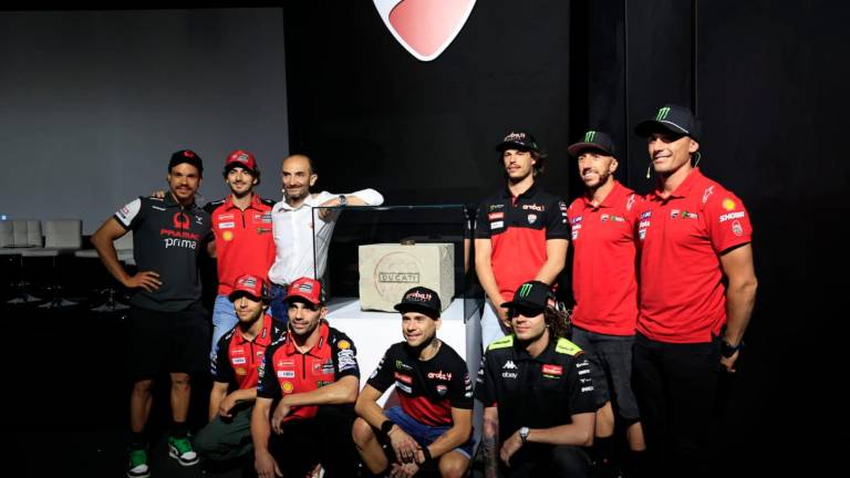 Una foto di gruppo per i piloti Ducati con Claudio Domenicali foto bondi