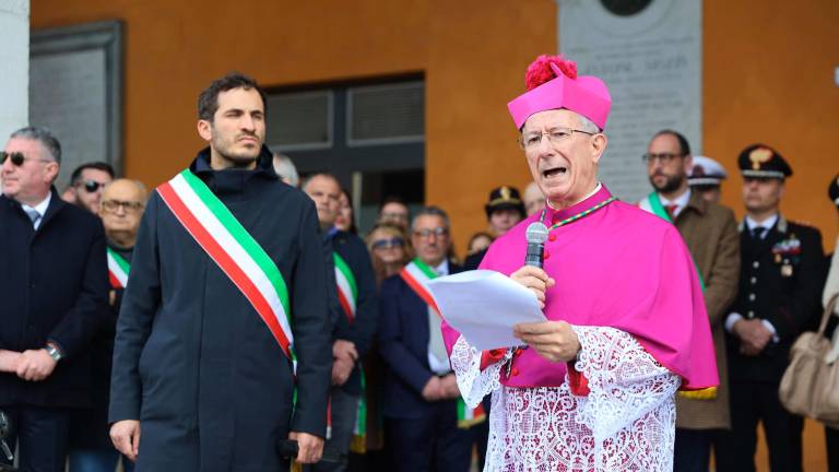 Cesena. Bagno di folla in piazza del Popolo per l’abbraccio con il nuovo vescovo Caiazzo. FOTO GALLERY